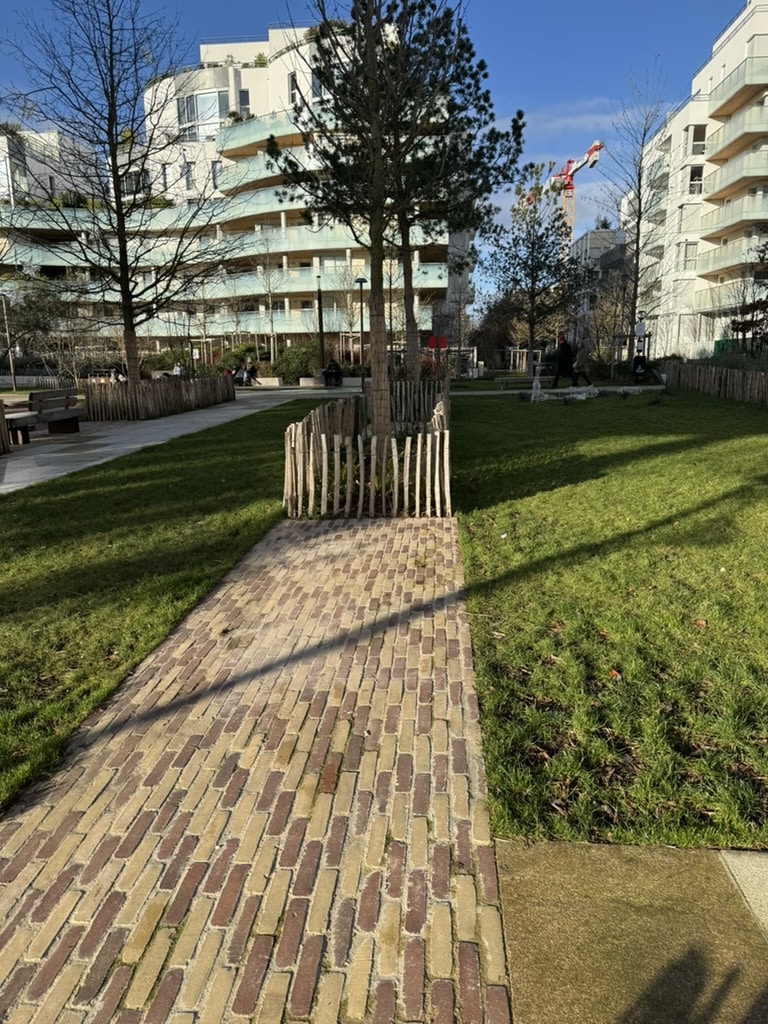 Aménagement urbain naturel et durable grâce aux pavés - briques en terre cuite Mica International
