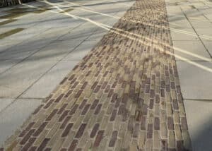 Aménagement urbain naturel et durable grâce aux pavés - briques en terre cuite Mica International