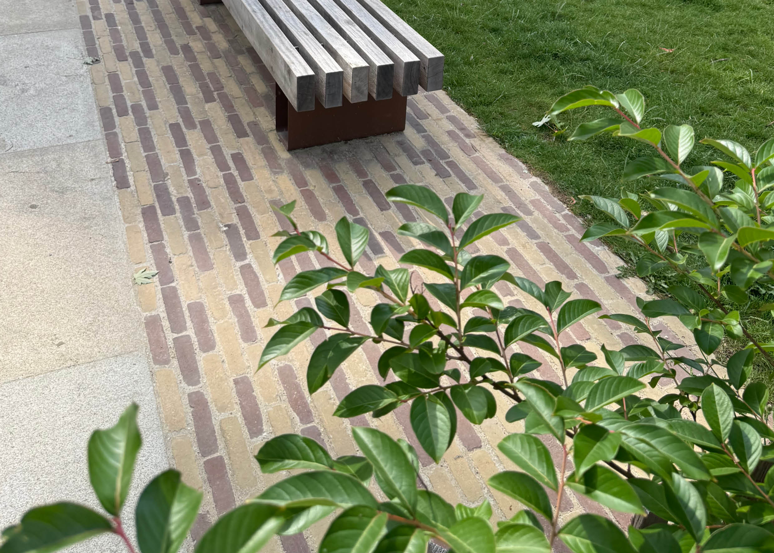 Aménagement urbain naturel et durable grâce aux pavés - briques en terre cuite Mica International
