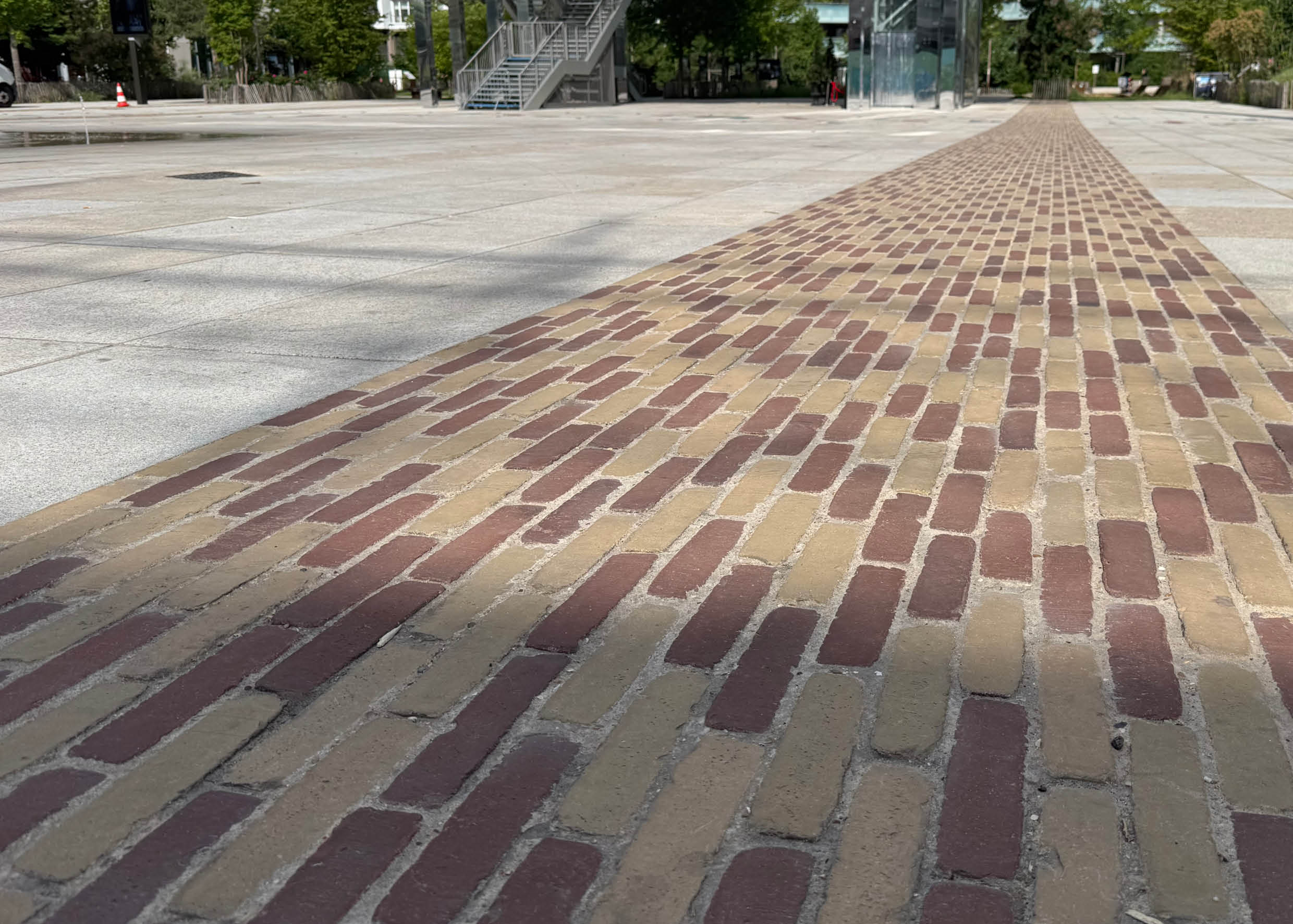 Aménagement urbain naturel et durable grâce aux pavés - briques en terre cuite Mica International