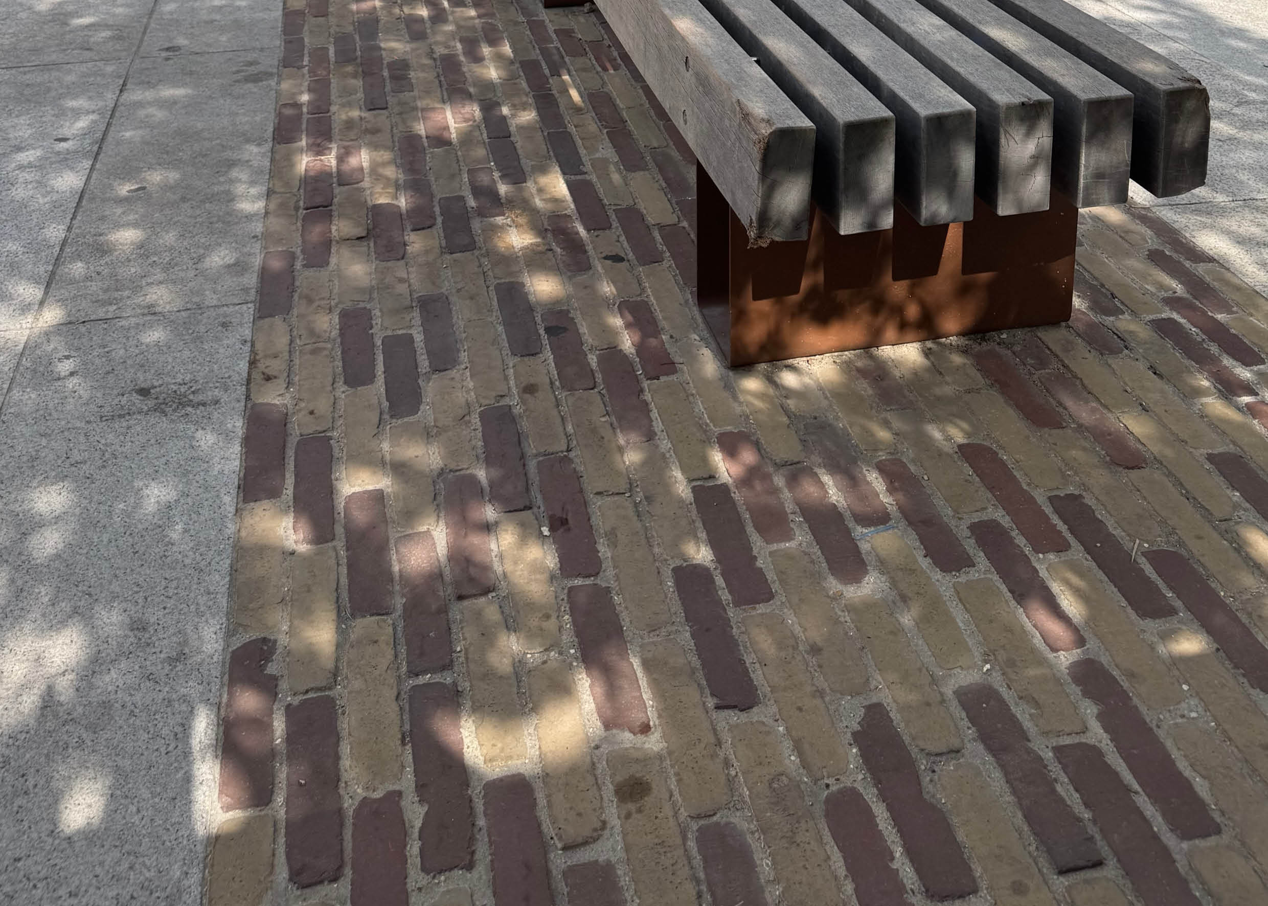 Aménagement urbain naturel et durable grâce aux pavés - briques en terre cuite Mica International