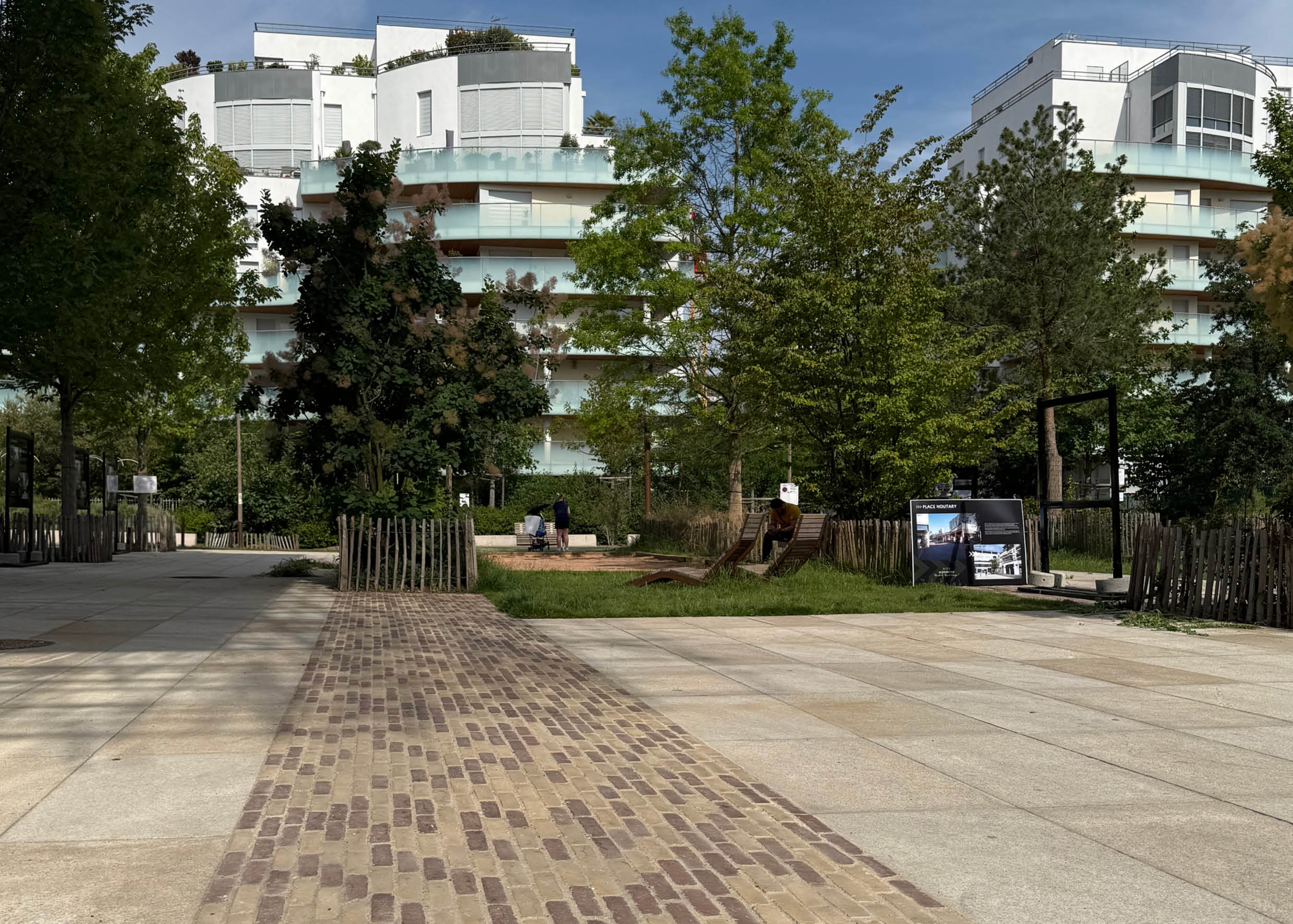 Aménagement urbain naturel et durable grâce aux pavés - briques en terre cuite Mica International