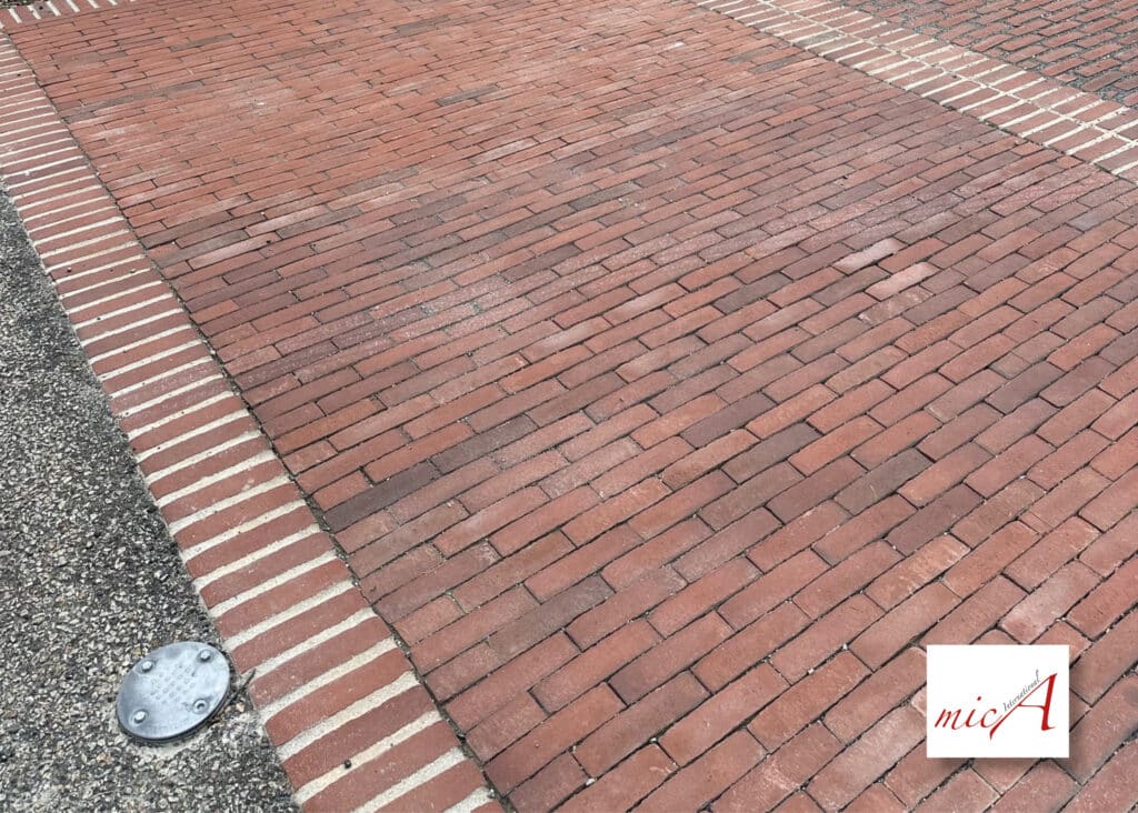 Détail de texture : un pavé en terre cuite authentique, durable et sans colorant.